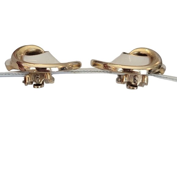 Trifari Crown Over T Gold Tone White Enamel Swirl Clip On Earrings, Signed K348 - Picture 3 of 9